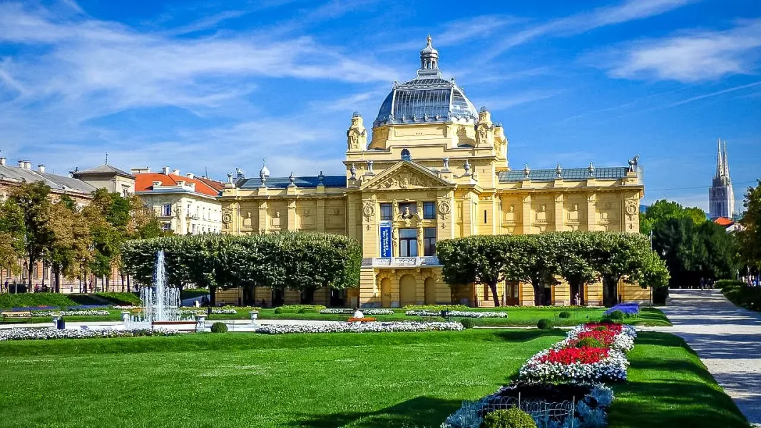 El hermoso Pabellón de Arte Croata en la Ciudad Baja de Zagreb.
