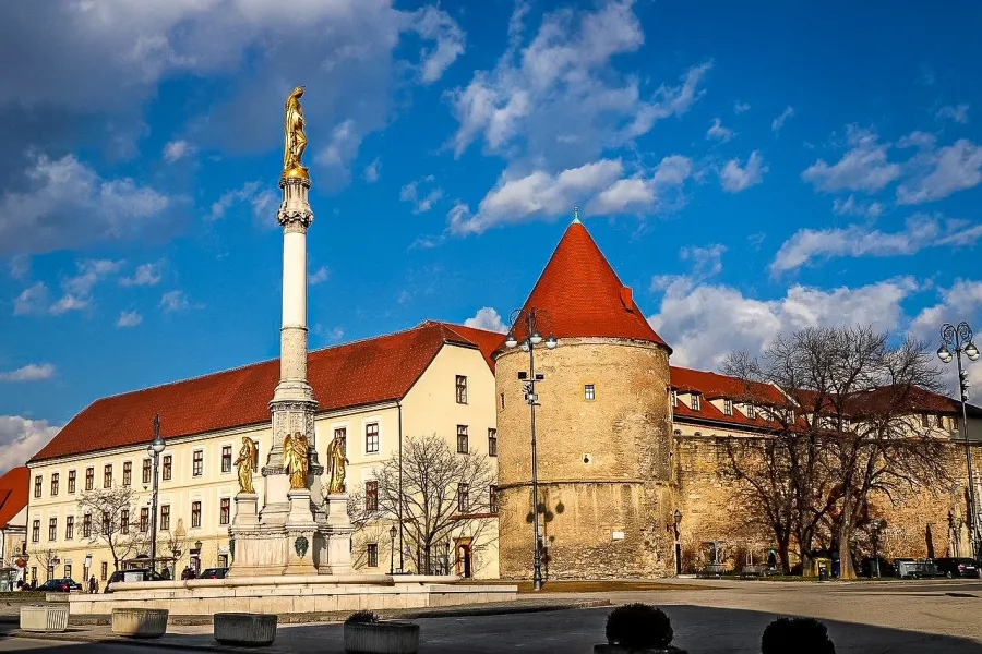 Torre Lotrščak y Columna Mariana en la Ciudad Alta de Zagreb.