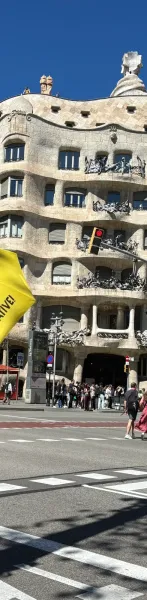 La Pedrera (Casa Milà) de Antoni Gaudí en Barcelona, con fachada de piedra ondulada, balcones de hierro y elementos de tej...