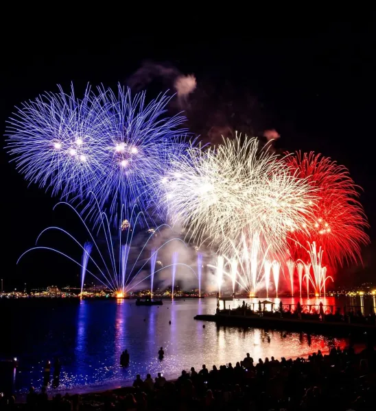 Espectáculo de fuegos artificiales sobre el agua.