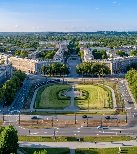Vista aérea de Plac Centralny en Nowa Huta, Cracovia, con su trazado simétrico, edificios y zonas verdes en un día soleado.