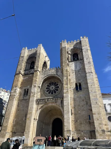 Fachada de la Catedral de Lisboa (Sé de Lisboa) con dos torres de campanas de piedra y un gran rosetón central.