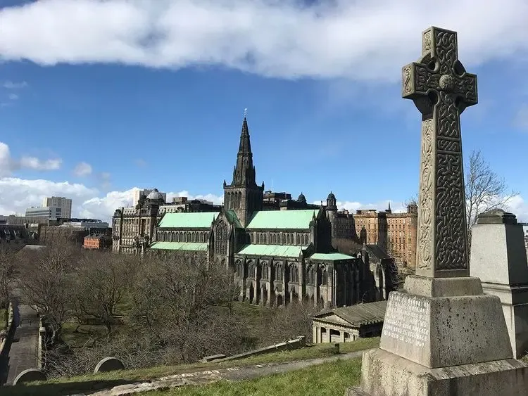 Vista de la Catedral de Glasgow y la Necrópolis con cruz celta.