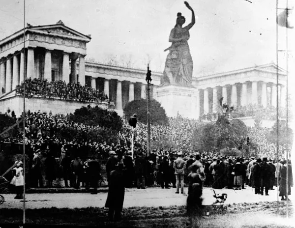 Schwarz-Weiß-Foto einer großen Menschenmenge vor der Ruhmeshalle und der Bavaria-Statue in München.