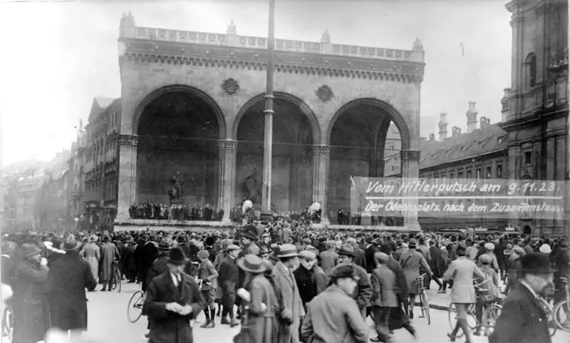 Schwarz-weißes historisches Foto einer großen Menschenmenge vor der Feldherrnhalle am Odeonsplatz in München.