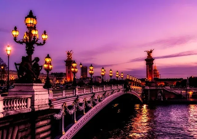 Puente Alejandro III al atardecer en París