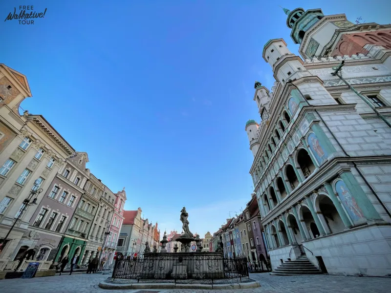 Panoramablick auf den Alten Markt in Posen mit farbenfrohen Bürgerhäusern, einem großen Brunnen und dem verzierten Renaiss...
