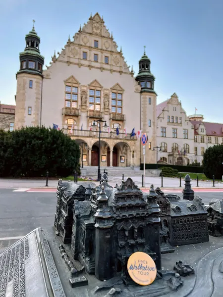 Bronzemodell von Altstadtgebäuden im Vordergrund, mit dem großen Collegium Minus der Adam-Mickiewicz-Universität in Posen ...