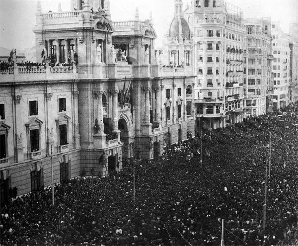 Black and white photo of a crowd in front of Valencia's City Hall during the proclamation of the Republic.