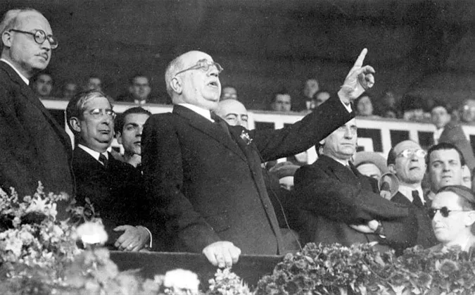 Black and white photo of Manuel Azaña giving a speech, gesturing with his finger at the Mestalla Stadium in Valencia, 1935.