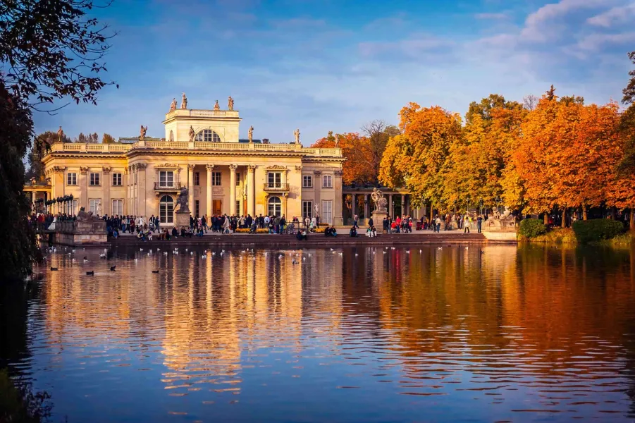 Palast auf der Insel im Łazienki-Park in Warschau, im Teich gespiegelt, umgeben von Herbstbäumen.