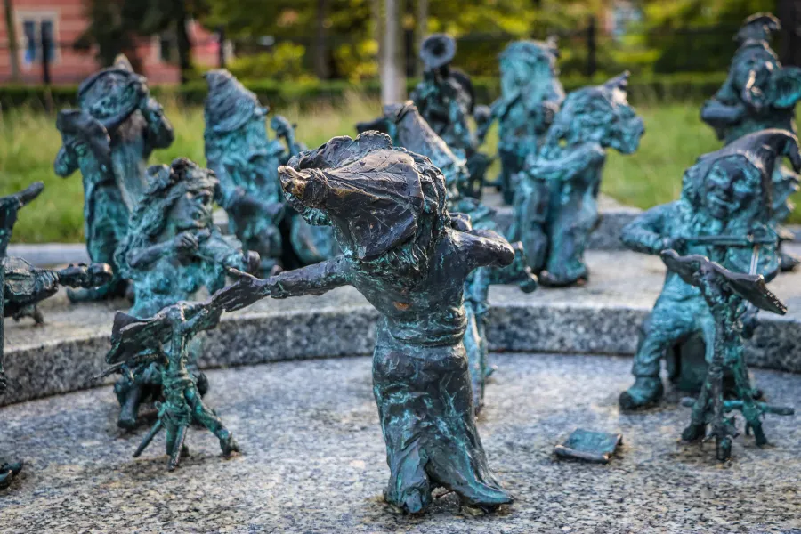 Nahaufnahme der skurrilen Zwergenstatuen von Wrocław.