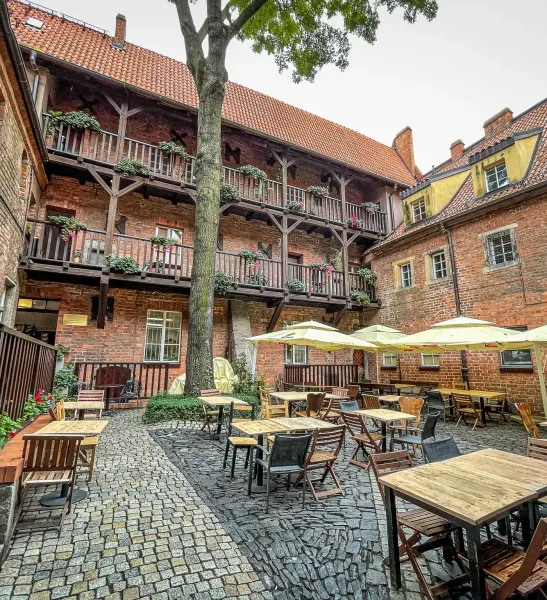 Charmantes Restaurant im Innenhof in Wrocław, Deutschland.