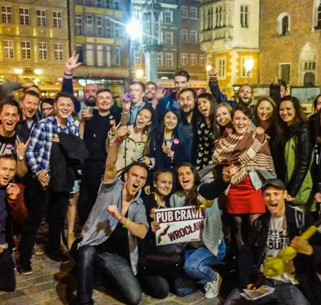 Szczęśliwi turyści na pub crawl wrocławskim.