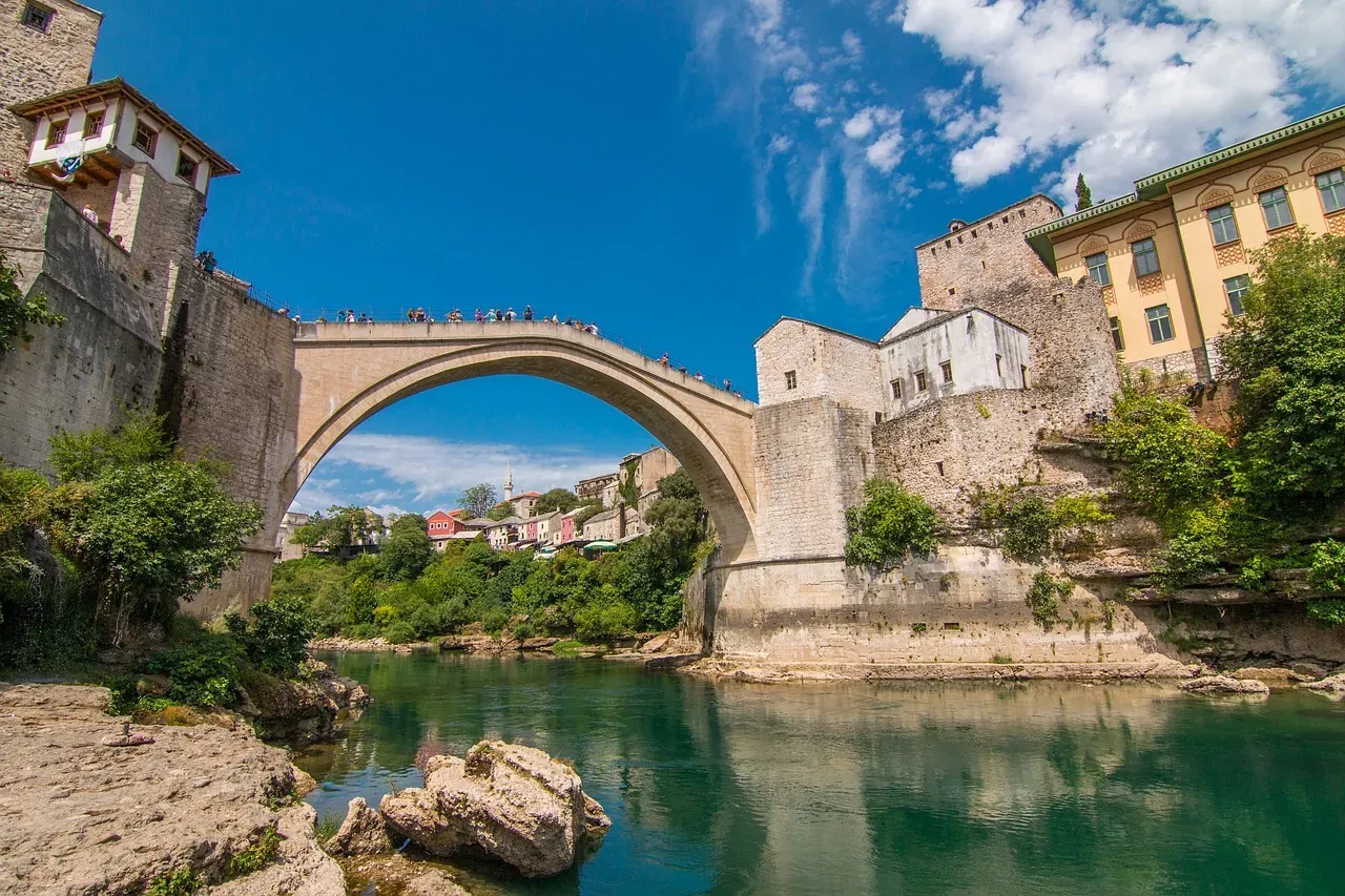 Histórico puente Stari Most en Mostar, Bosnia y Herzegovina, sobre un río verde con edificios de piedra antiguos y orillas ve