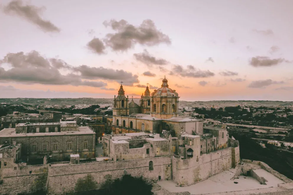 Vista aérea de la Catedral de San Pablo en Mdina, Malta, al atardecer.
