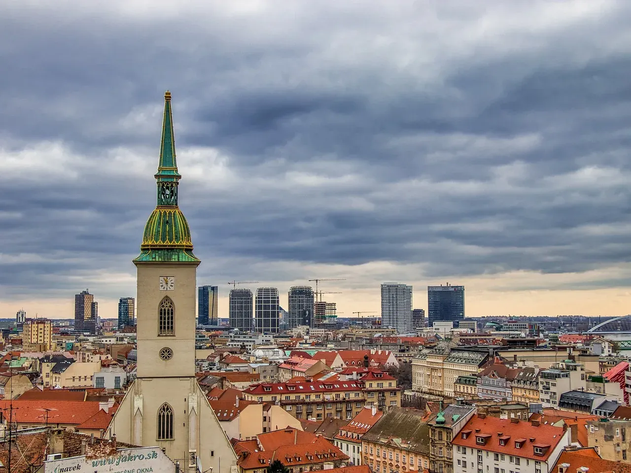 Vista panorámica de Bratislava, Eslovaquia, con la Catedral de San Martín.