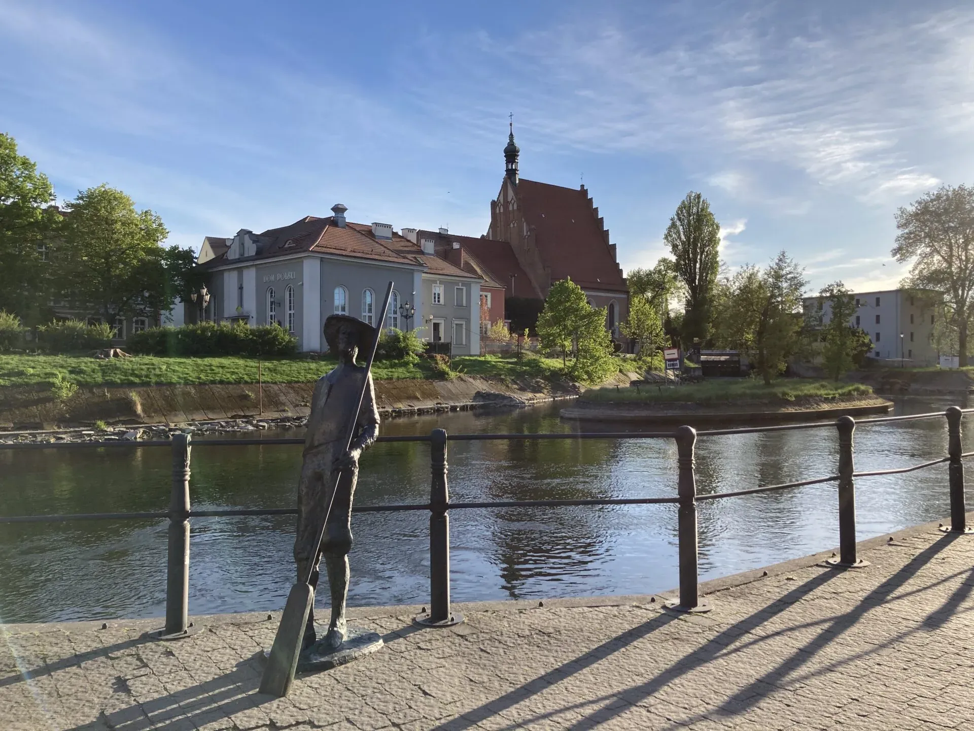 Brązowa statua nad kanałem w bydgoskiej starówce.