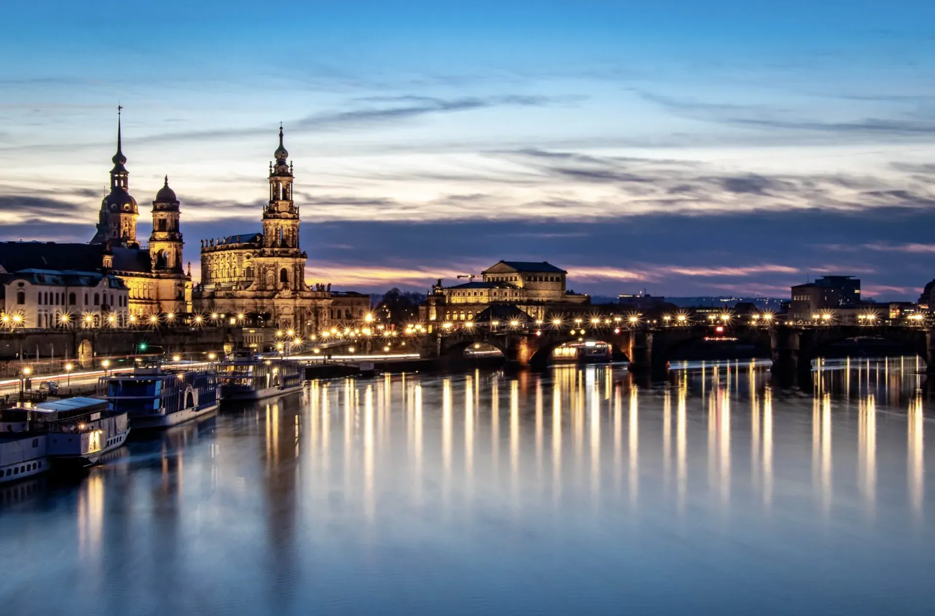 Dresde casco antiguo por la noche: Frauenkirche y Zwinger iluminados.