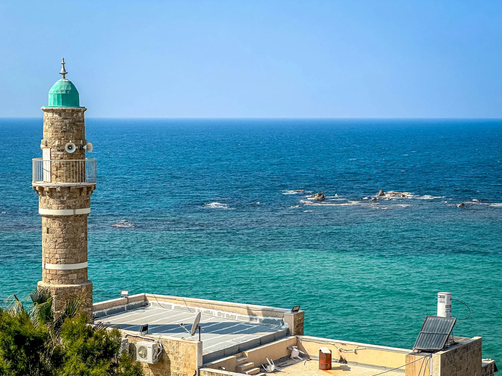 Jaffas Minarett mit Blick auf das Mittelmeer.