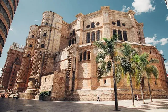 Touristen erkunden die prächtige Kathedrale von Murcia in Spanien.