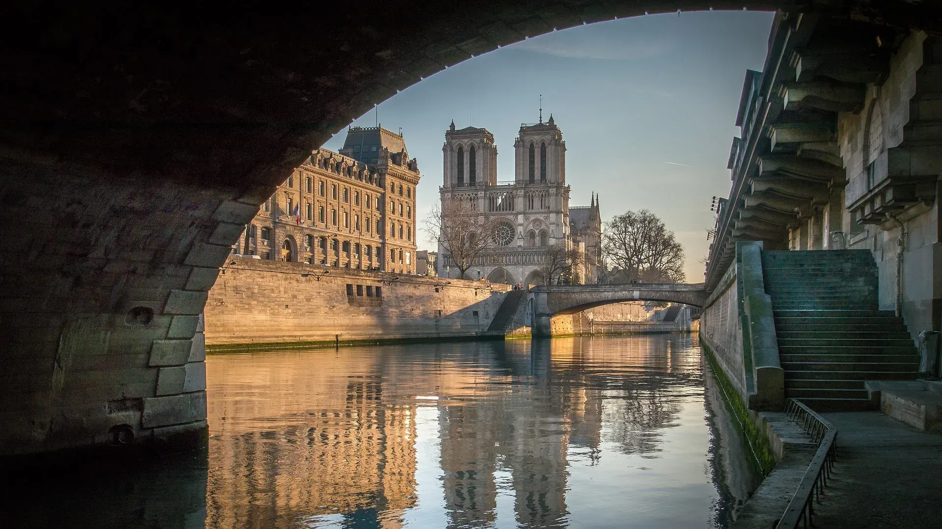 Impresionante vista de la Catedral de Notre Dame en París, reflejada en el río Sena.