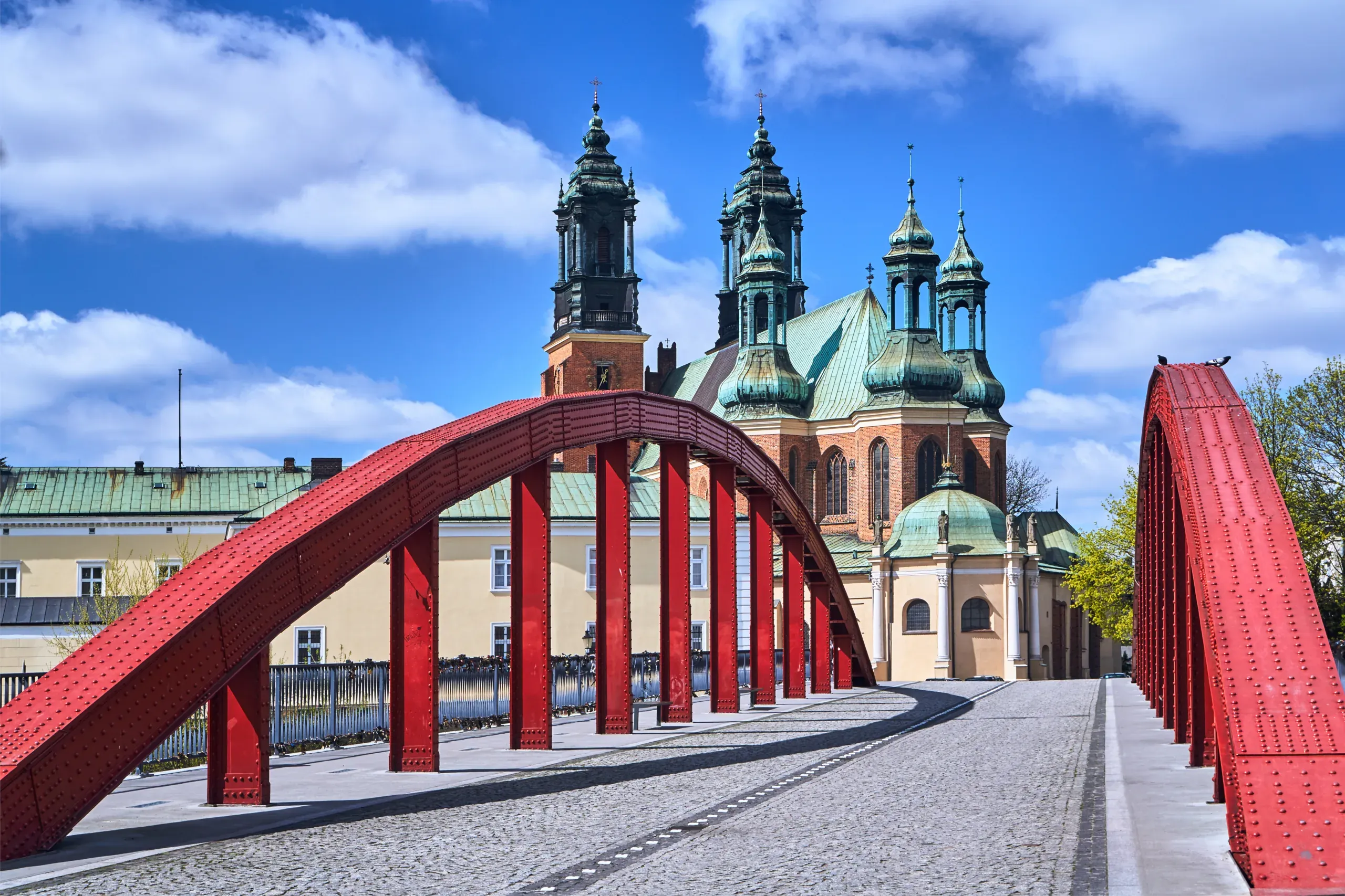 Puente rojo en Poznan, Polonia, con la Catedral de Poznan al fondo.