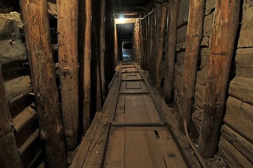 Inneres eines dunklen, historischen Tunnels in Sarajevo.