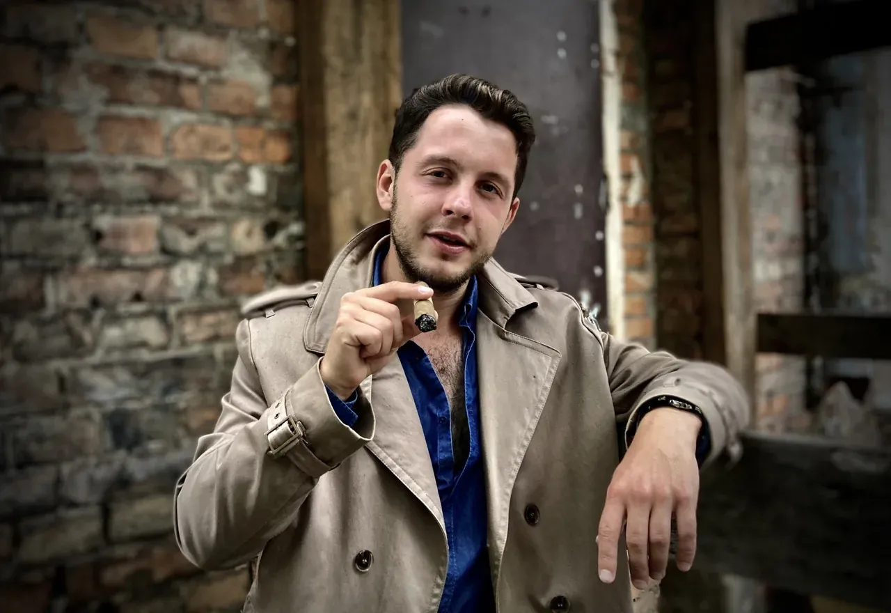 Przewodnik turystyczny w Warszawie, gotowy poprowadzić pieszą wycieczkę dla dorosłych.