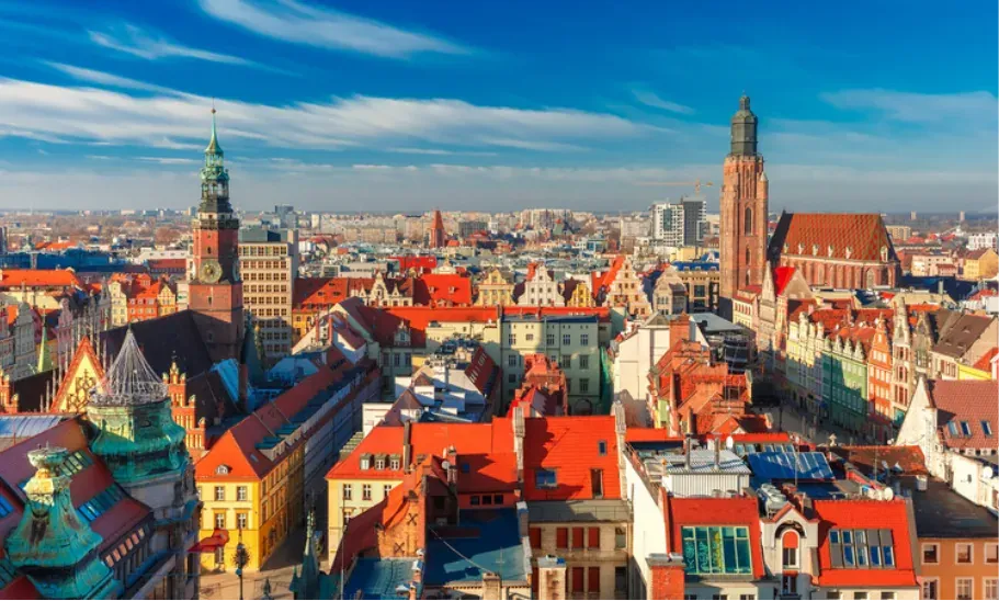 Vista panorámica del casco antiguo de Wrocław, mostrando su colorida arquitectura y monumentos emblemáticos.