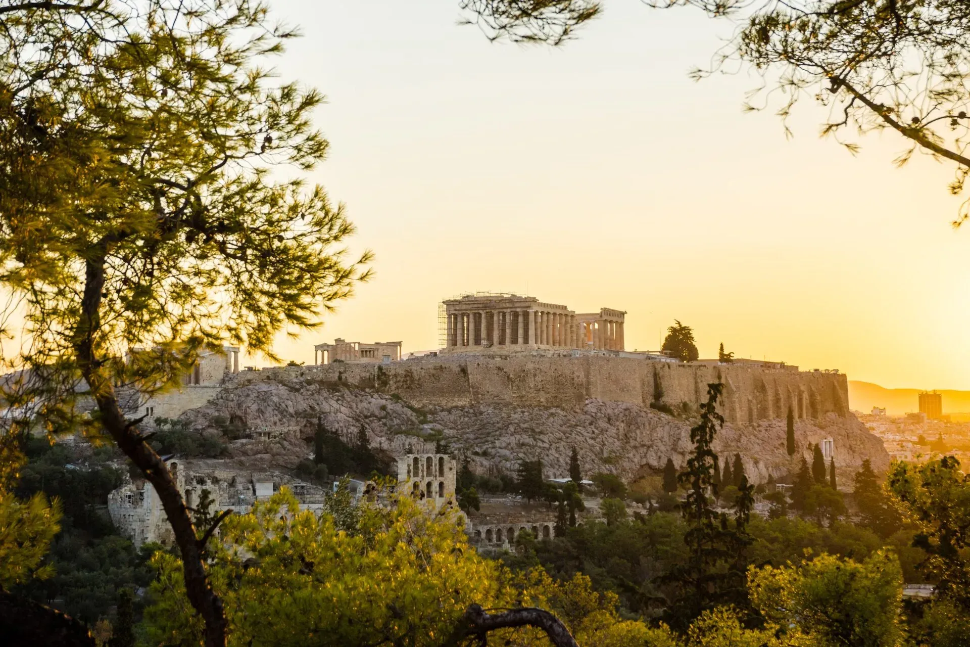Vista del atardecer de la Acrópolis en Atenas, Grecia.