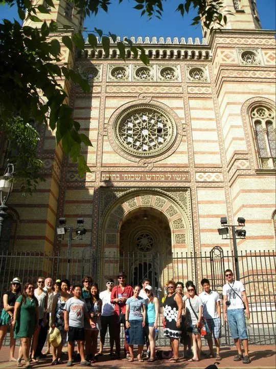 Un grupo de turistas posa frente a la impresionante Sinagoga de la calle Dohány en Budapest.