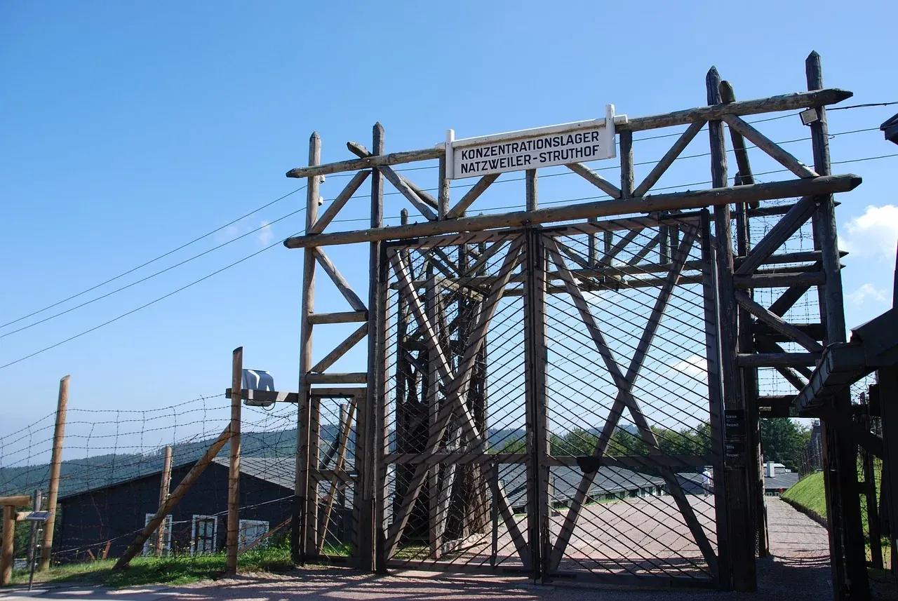 Eingangstor des Konzentrationslagers Natzweiler-Struthof im Elsass, Frankreich.
