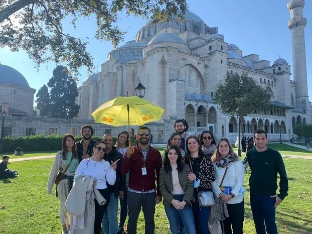 Feliz grupo de turistas frente a la Mezquita de Süleymaniye en Estambul.