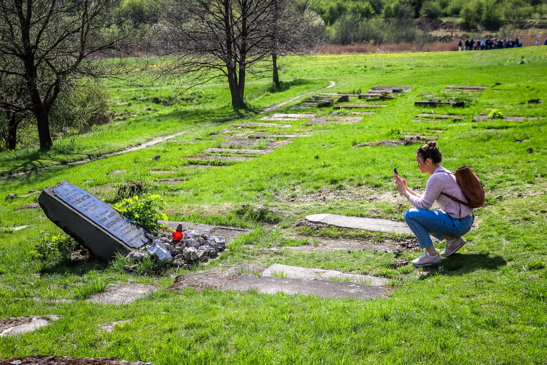 Tourist, der ein Foto am Mahnmal von Płaszów in Krakau, Polen, macht.