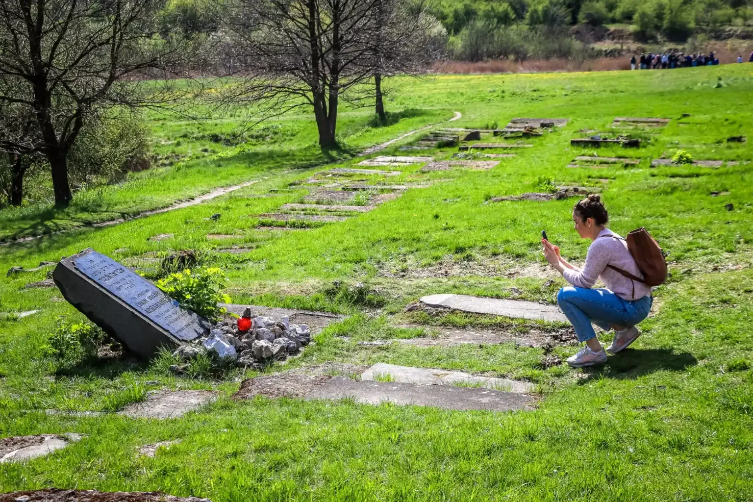 Tourist, der ein Foto am Mahnmal von Płaszów in Krakau, Polen, macht.