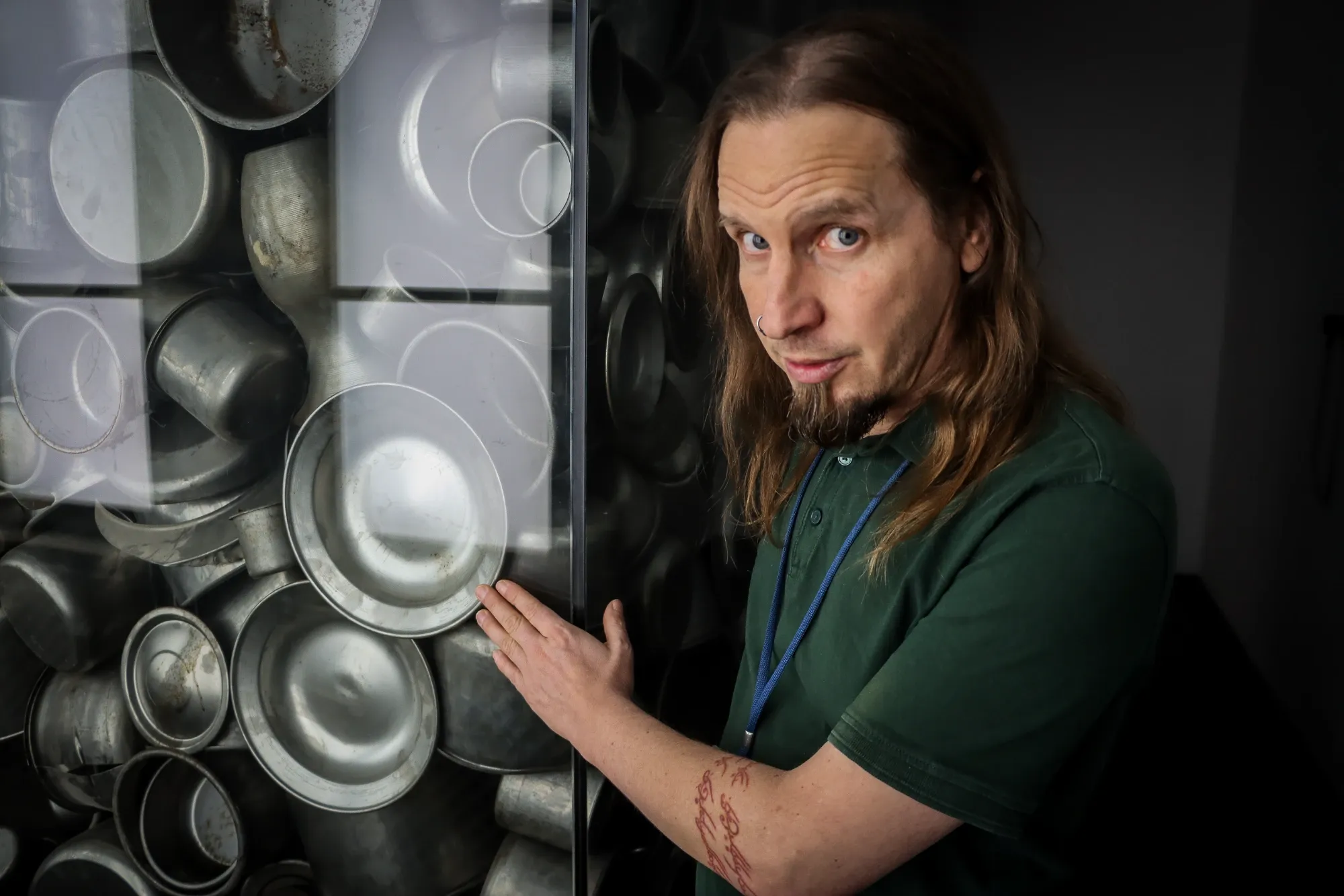 Grupa turystów słucha przewodnika w muzeum.