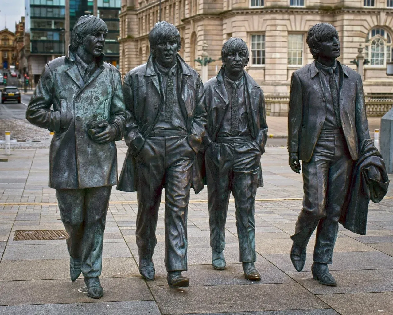 Estatuas de bronce de los Beatles en Liverpool, Inglaterra.
