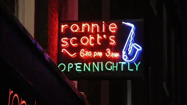 Neonowa reklama klubu jazzowego Ronnie Scott's w Londynie.