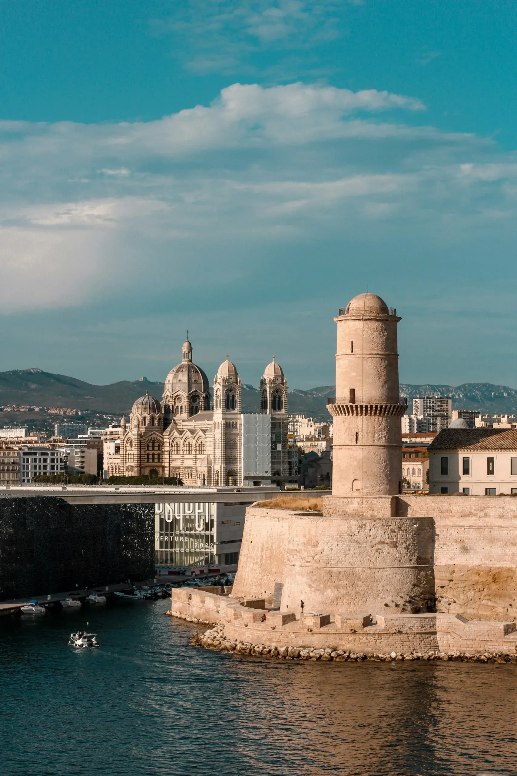 Impresionante vista de la costa de Marsella, con el Castillo de San Juan y la Catedral.