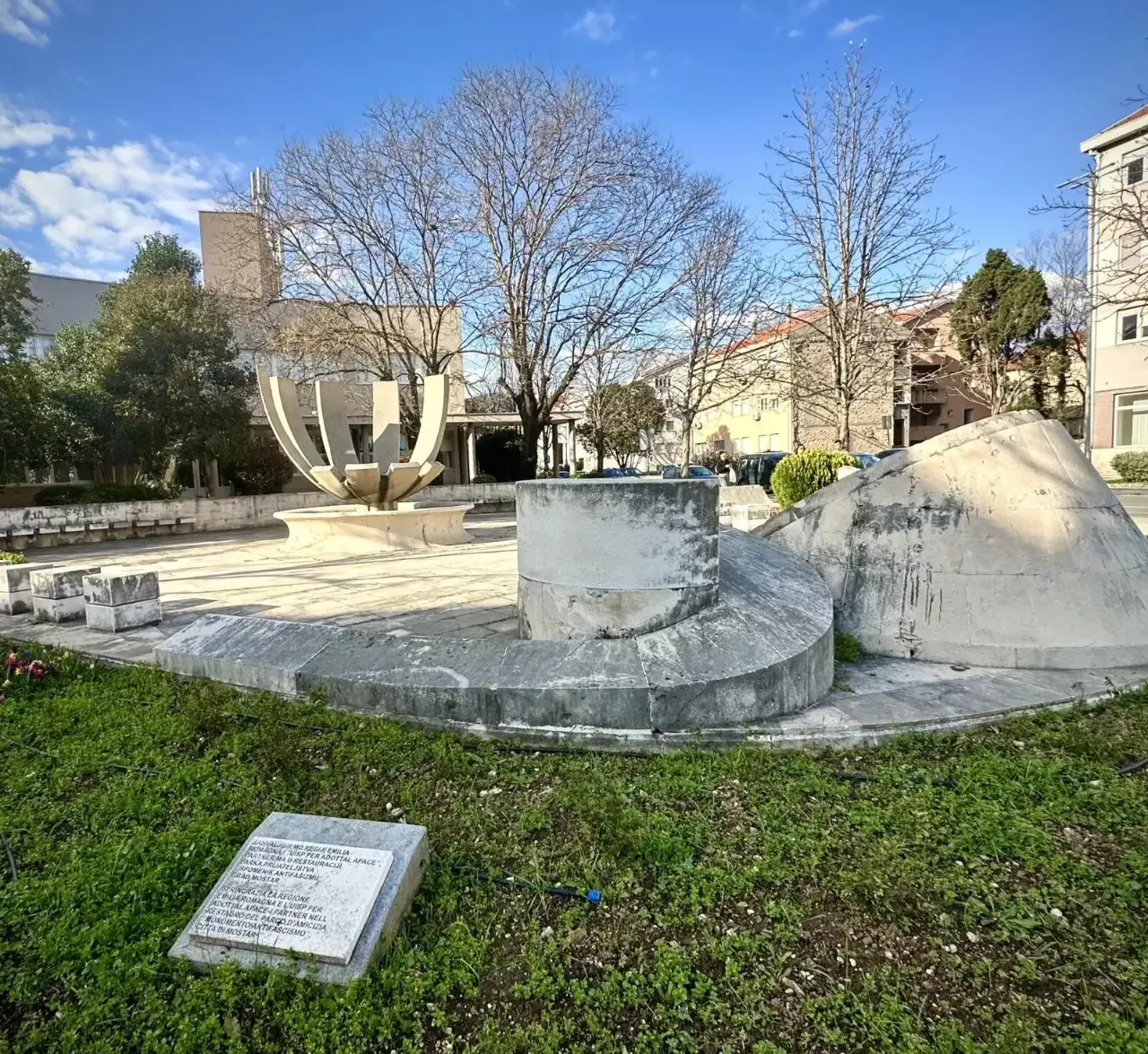 Kamienny pomnik w parku w Mostarze.