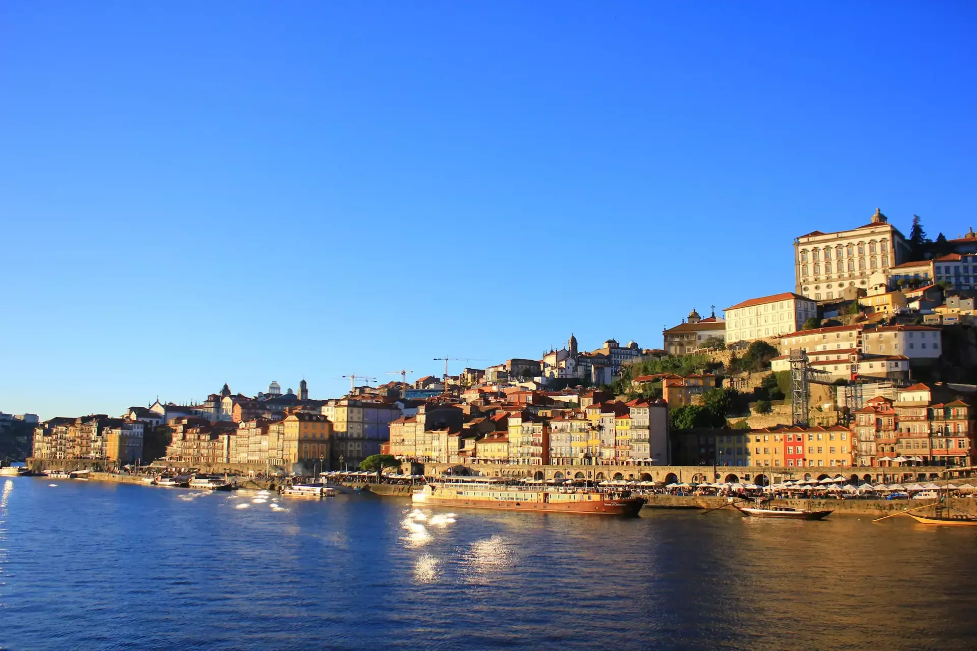 Panoramiczny widok na dzielnicę Ribeira w Porto i rzekę Douro.