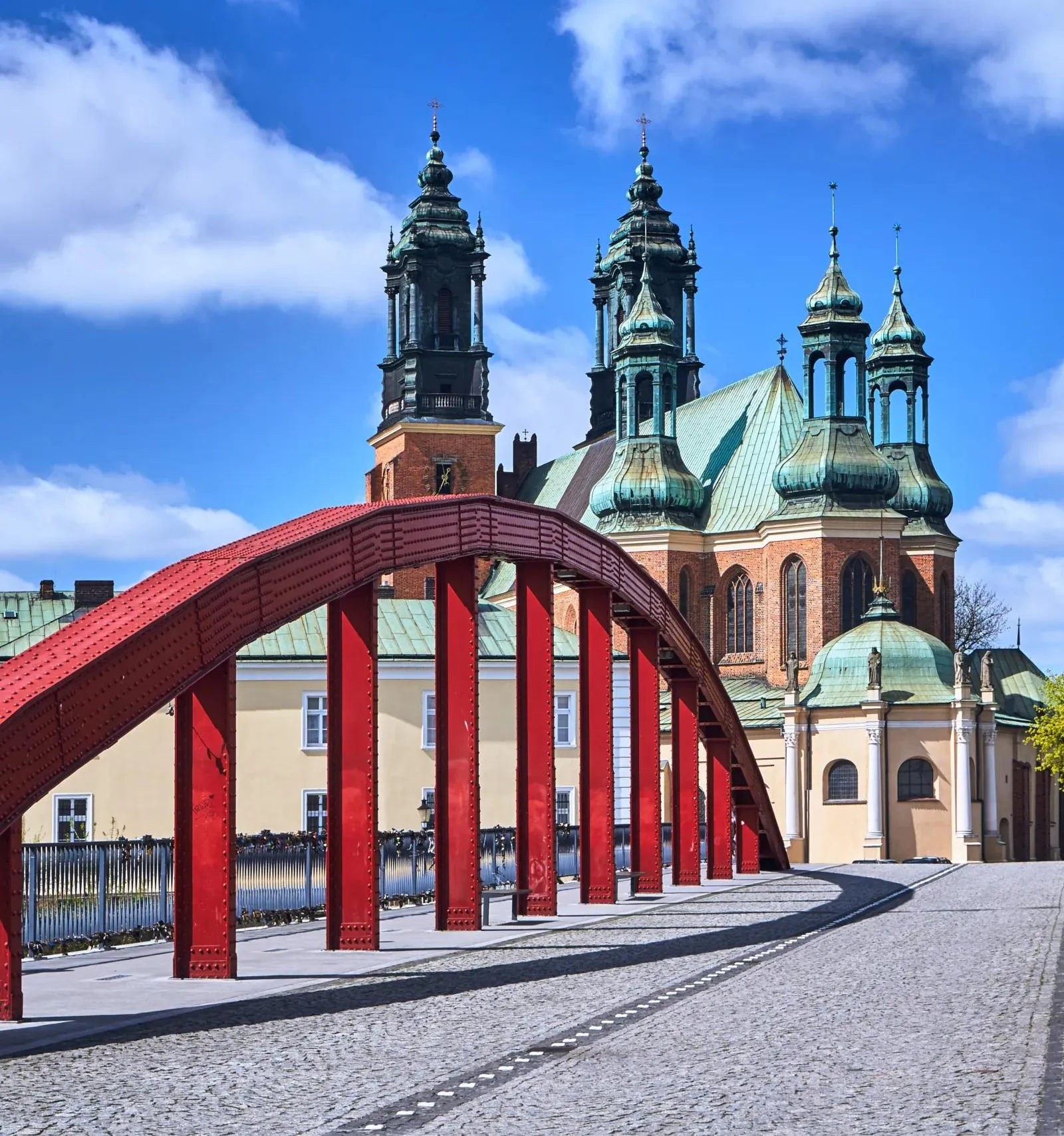 Rote Brücke in Posen, Polen, mit dem Posener Dom im Hintergrund.