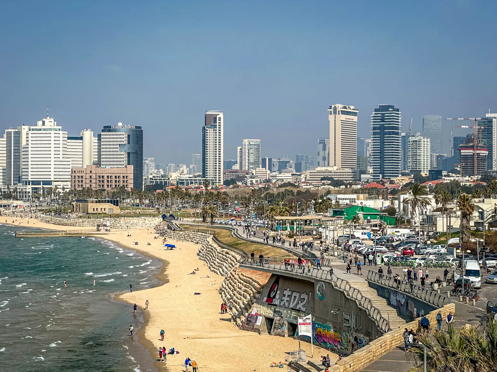 Atemberaubender Strand und Skyline von Tel Aviv.