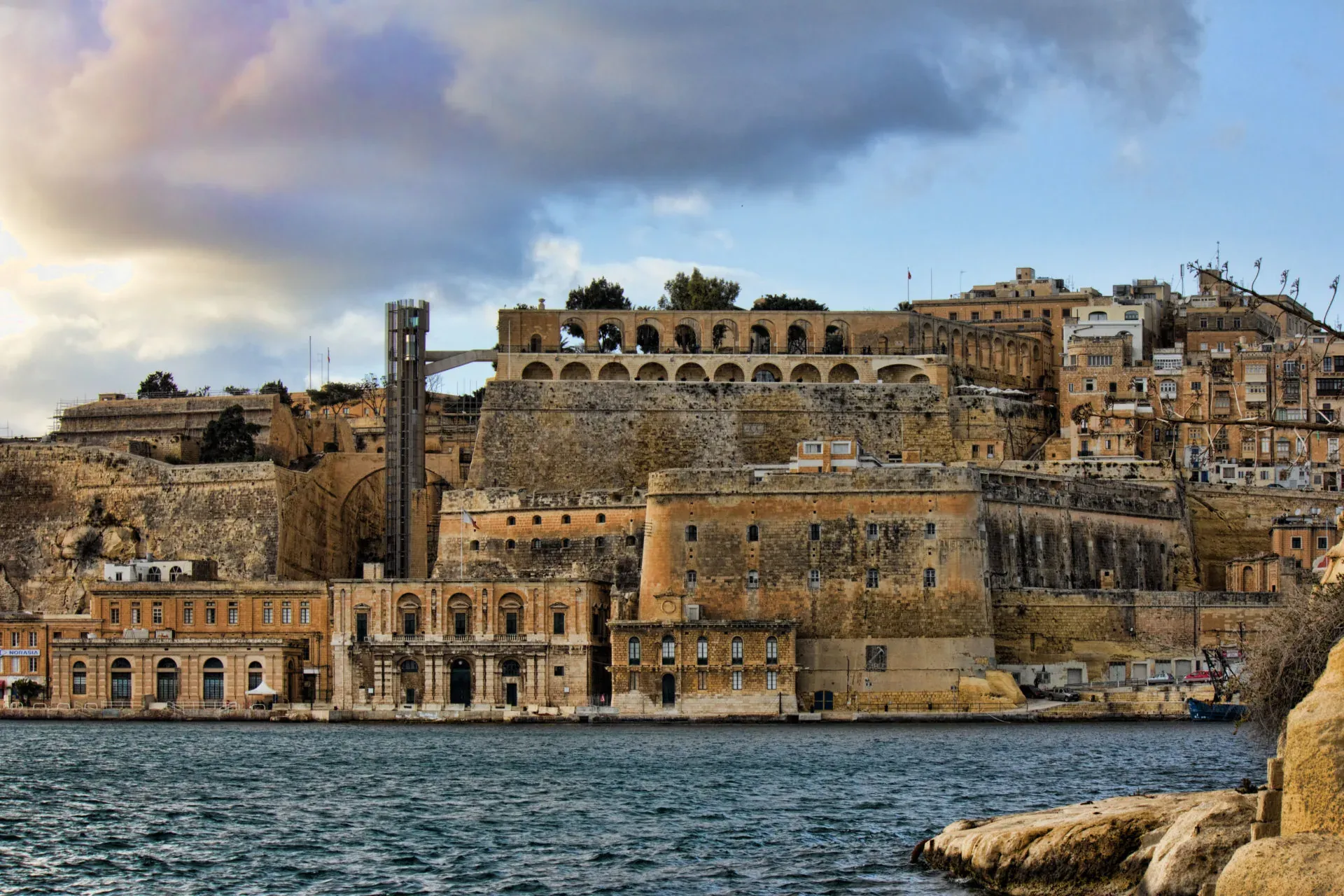 Historisches Valletta-Ufer in Malta mit alten Festungsanlagen und Gebäuden.