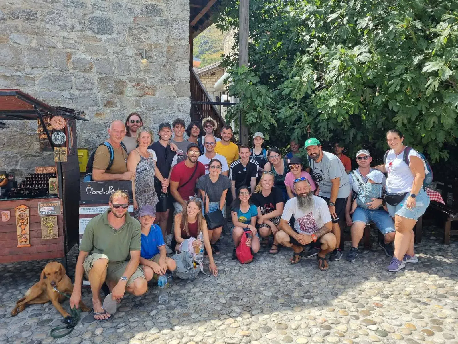 Grupo de turistas felices en Kotor, Montenegro.