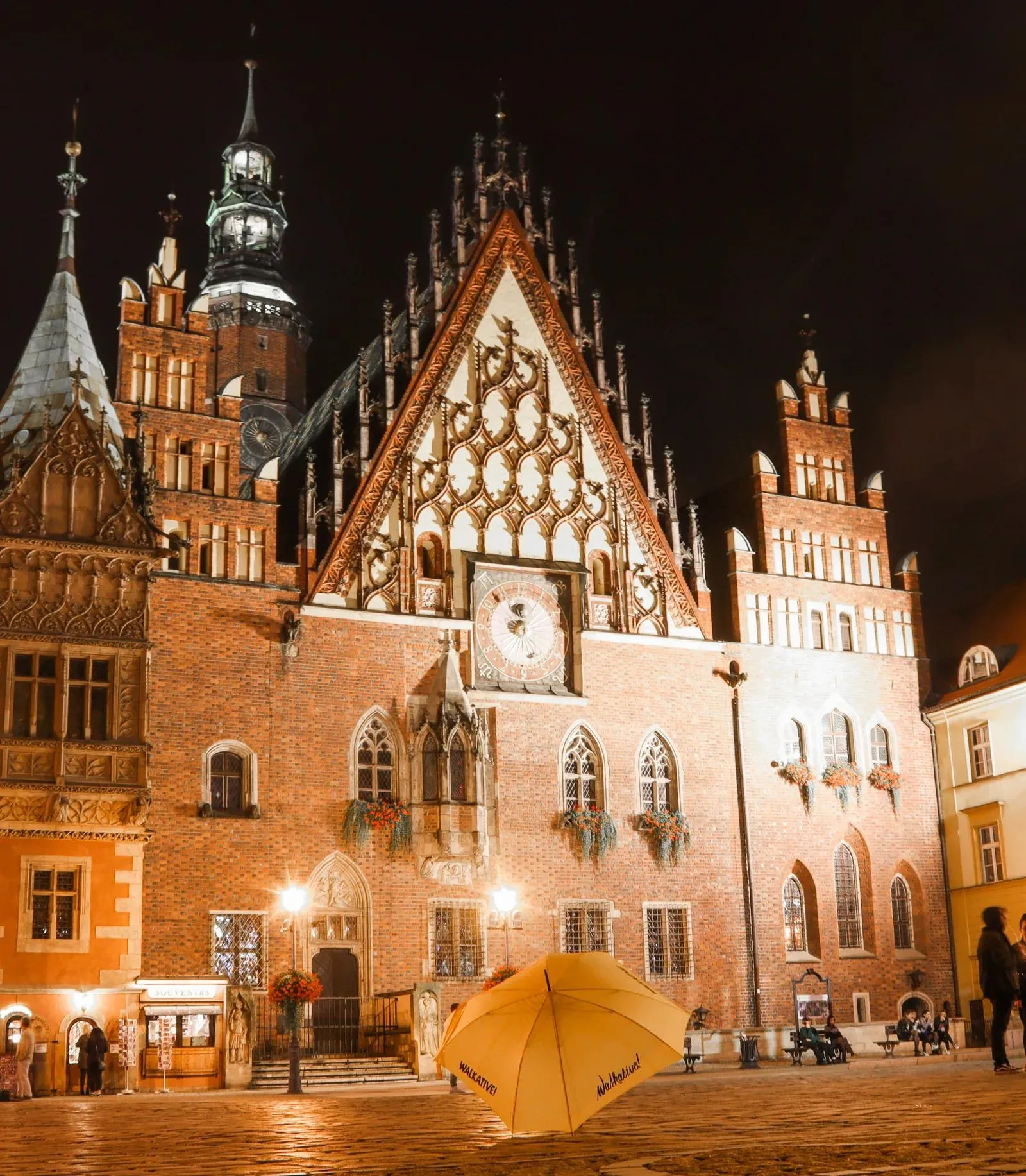 Nocny widok na wrocławski Ratusz, wspaniały przykład architektury gotyckiej.