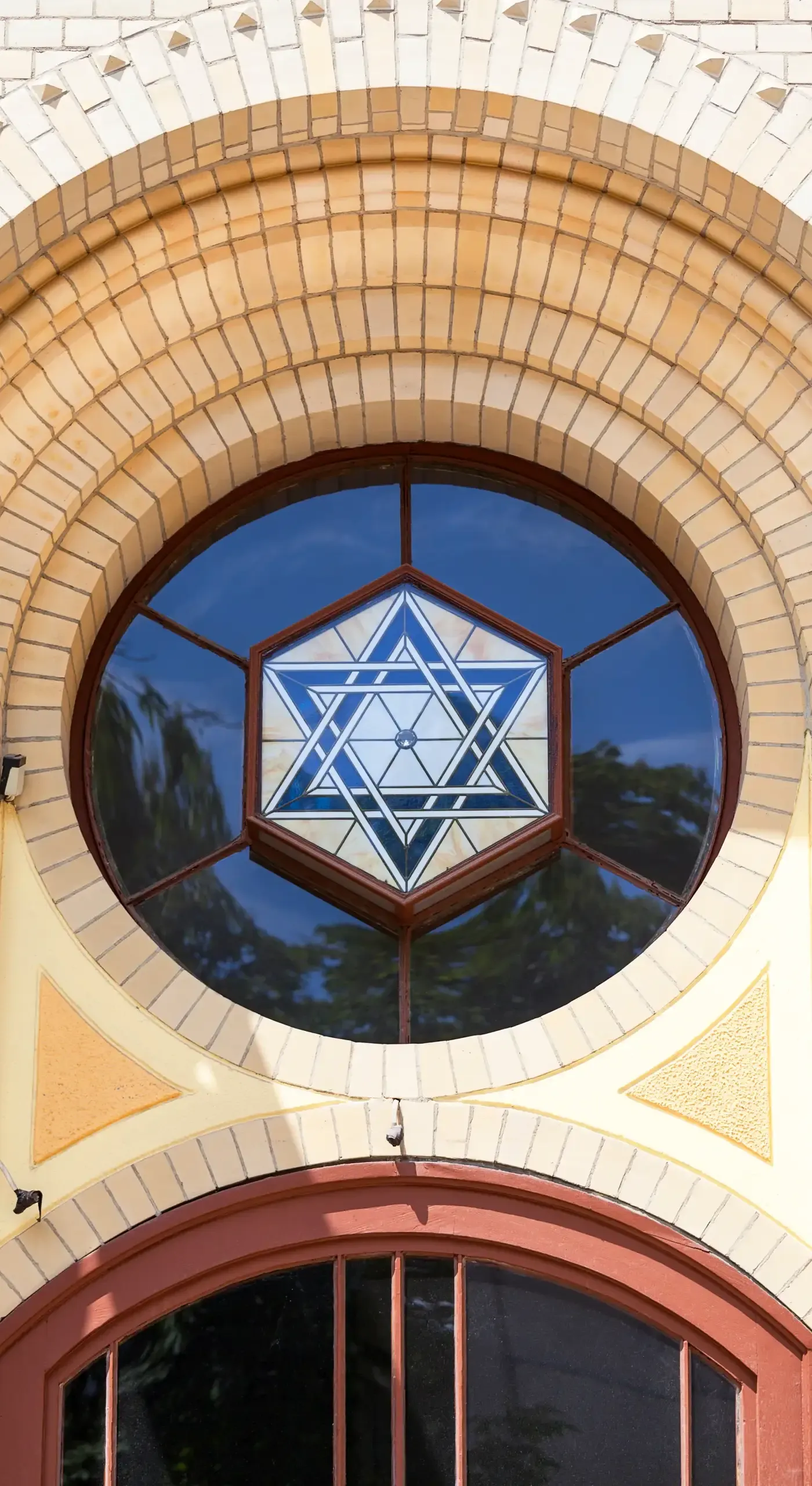 Zbliżenie na piękny witraż z Gwiazdą Dawida w okrągłym oknie budynku we Wrocławiu, Polska.