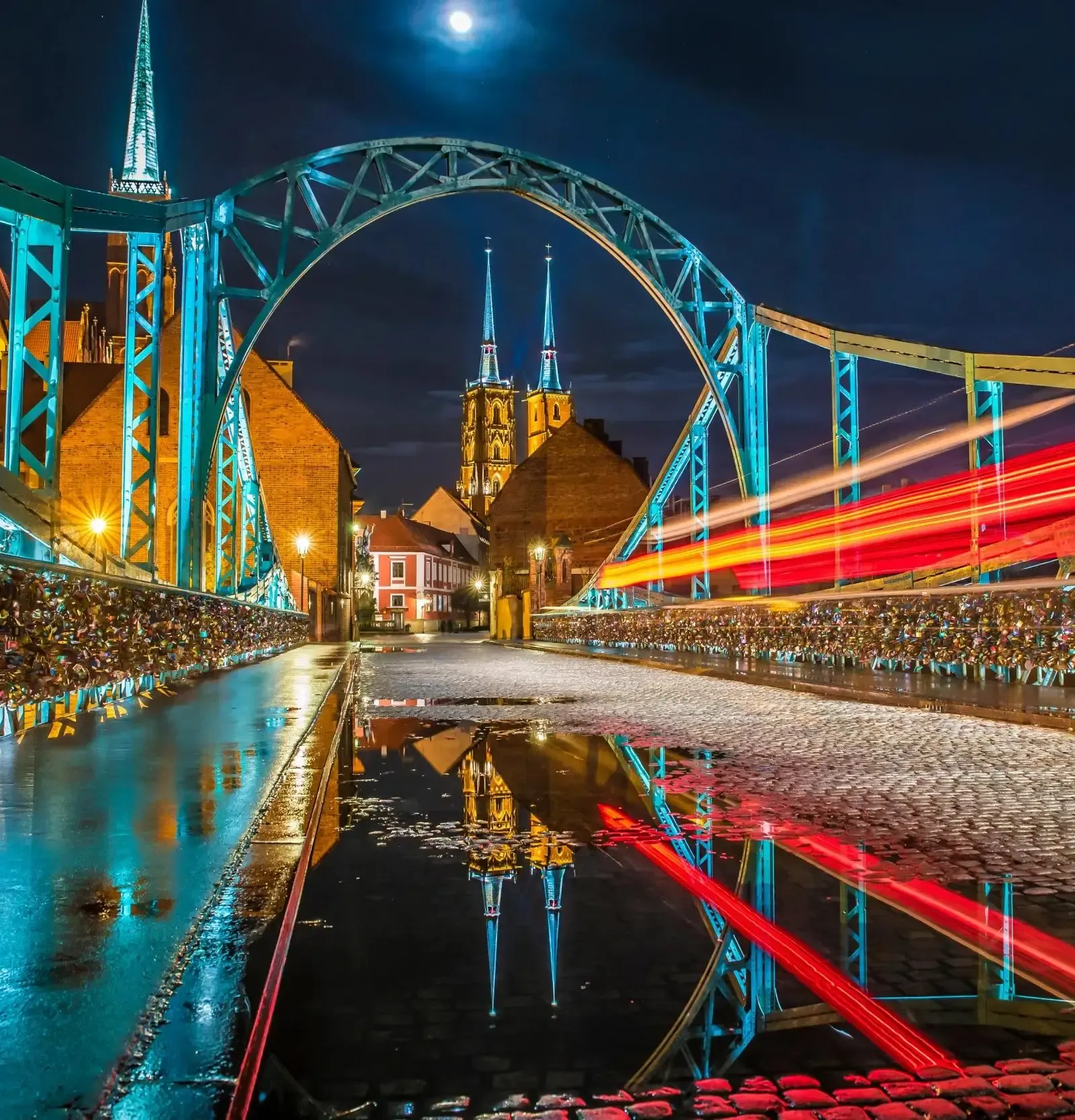 Most Tumski nocą we Wrocławiu, Polska.