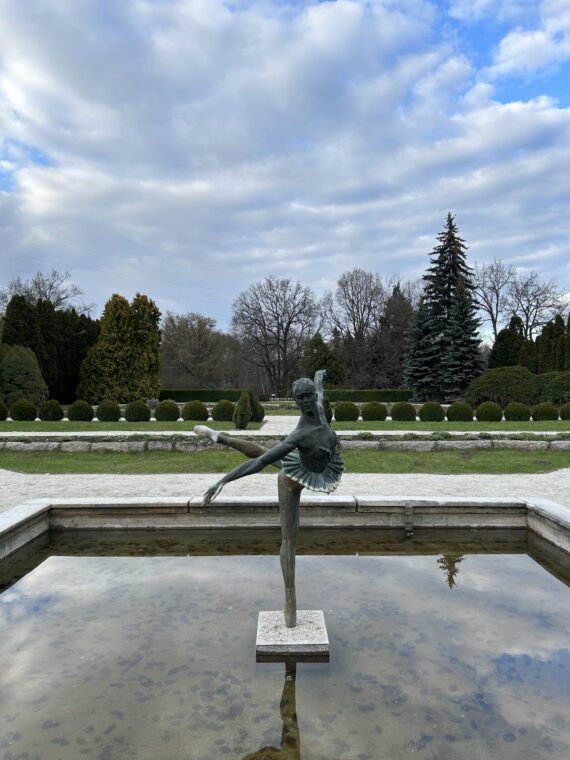 Botanical Garden in Poznań - ballet dancer sculpture